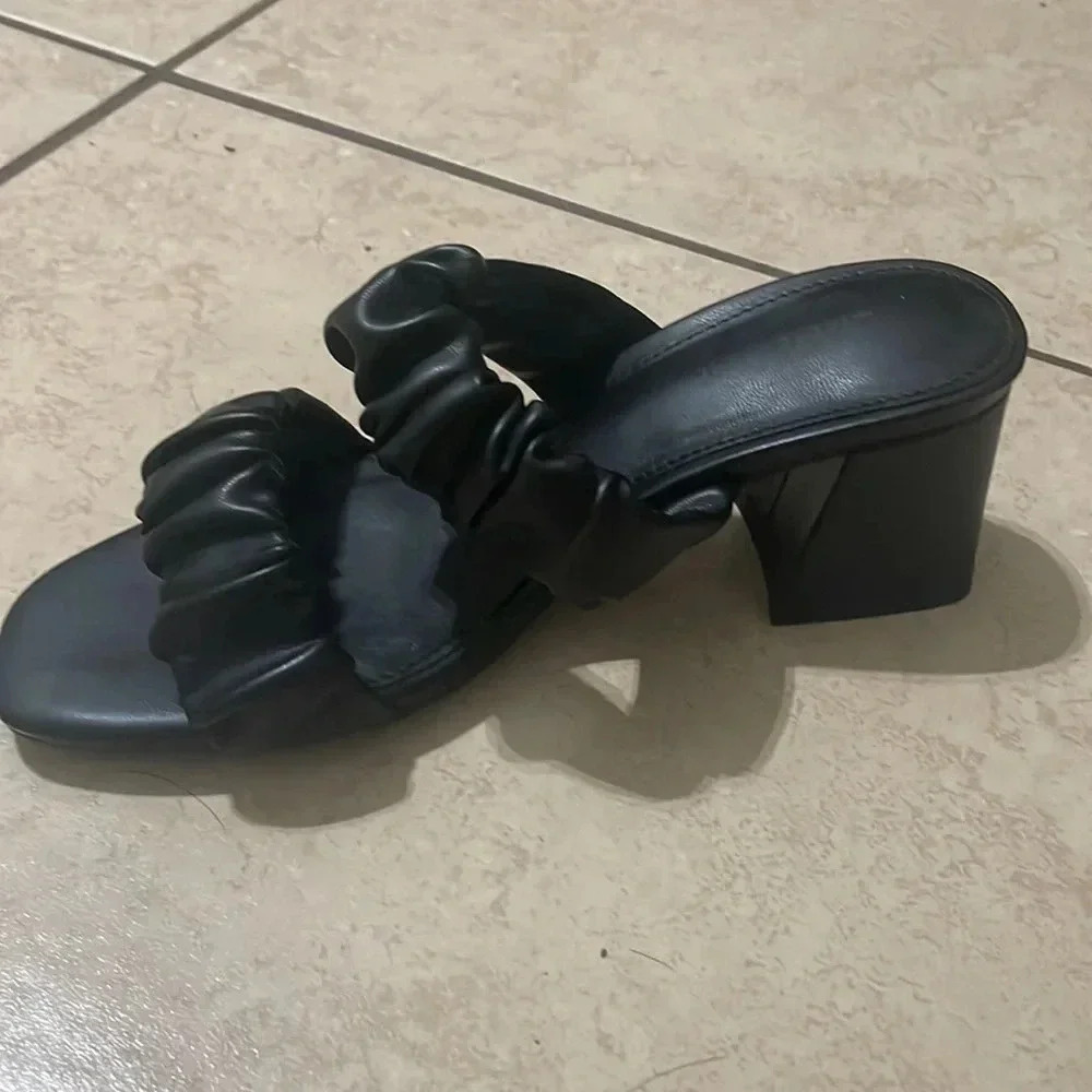 14th & union size 6 zandal black sandal heels
NIB